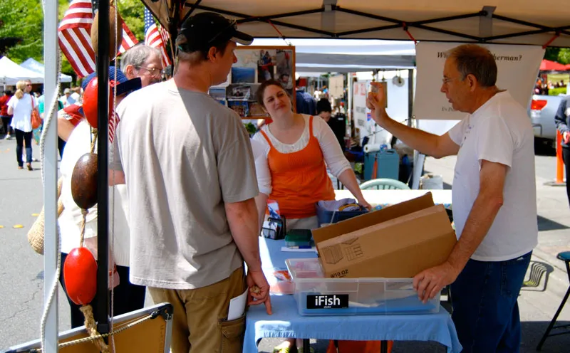 People at a farmer&#x27;s market stall